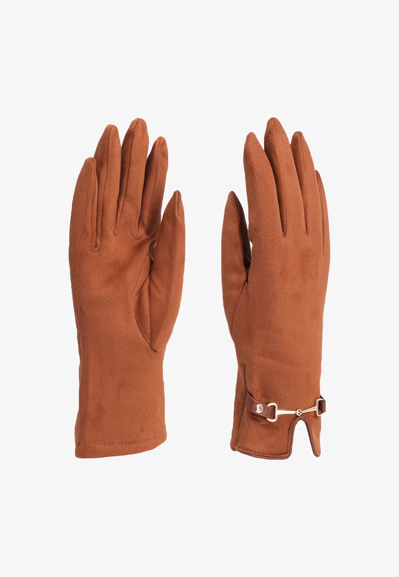 Guanti in suede marrone con dita allungate, una texture liscia e un accento decorativo dorato vicino al polso.