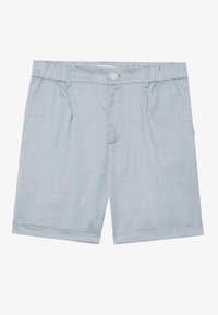 Pantaloni corti azzurri su misura in un tessuto testurizzato, con chiusura a bottone, pieghe frontali e risvolti per un design strutturato.