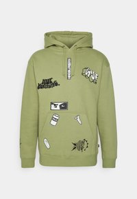 Felpa verde oliva con tasca a marsupio, caratterizzata da diversi stampati neri, tra cui loghi e illustrazioni, sul davanti e sulle maniche.