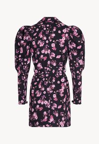 Zwarte jurk met roze bloemenpatroon, opgeblazen lange mouwen, een kraaghalslijn, ingetrokken taille en een korte zoom, gezien vanaf de achterkant.