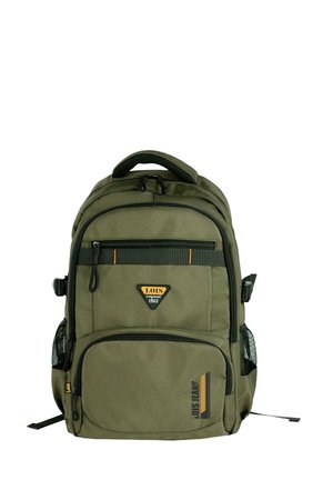 Mochila verde oliva con múltiples compartimentos, cremalleras, bolsillos de malla en los laterales y acentos negros. Presenta un logotipo en la parte frontal.