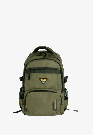 Mochila verde oliva con múltiples compartimentos, cremalleras, bolsillos de malla en los laterales y acentos negros. Presenta un logotipo en la parte frontal.