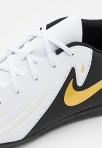 Nike Performance PHANTOM GX 2 CLUB - Dvoranske nogometne kopačke - white/black/metallic gold coin