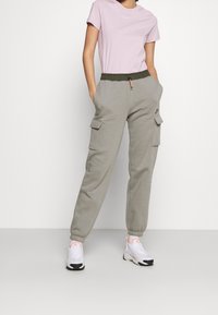 Nike Sportswear Cargobyxor - khaki