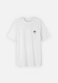 T-shirt en coton blanc à manches courtes, col rond, avec un motif imprimé bleu sur la poitrine gauche mettant en avant des éléments floraux.