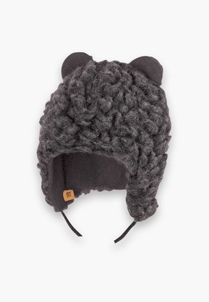 Graue Strickmütze mit einer strukturierten, flauschigen Außenseite, die Bärenohren und einen verstellbaren Kinnriemen hat. Gefüttertes Innenfutter für Wärme.