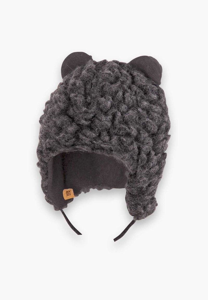 Bonnet en tricot gris avec un extérieur texturé et duveteux, doté d'oreilles d'ours et d'une sangle réglable sous le menton. Intérieur doublé pour plus de chaleur.