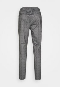 Grå mönstrade byxor med en vertikal randdesign. Har en elastisk midja och en skräddarsydd passform, tillverkade av vävt tyg.