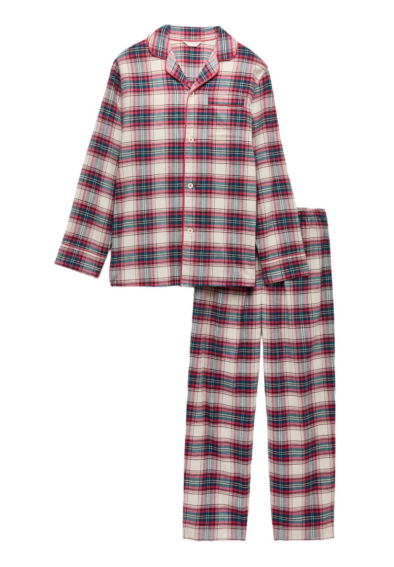 Conjunto de pijama de algodón a cuadros que incluye una camisa de manga larga con botones y pantalones holgados, con patrones de cuadros en rojo, verde y negro sobre un fondo crema.