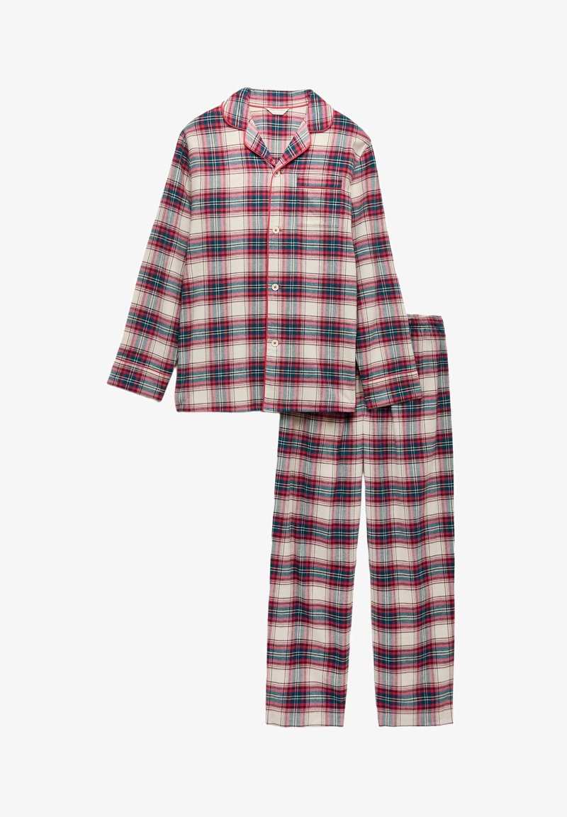 Conjunto de pijama de algodón a cuadros que incluye una camisa de manga larga con botones y pantalones holgados, con patrones de cuadros en rojo, verde y negro sobre un fondo crema.
