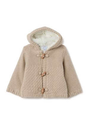 Giacca per neonati in maglia beige con cappuccio foderato in morbido pile bianco e tre bottoni a sgancio in legno sul davanti.