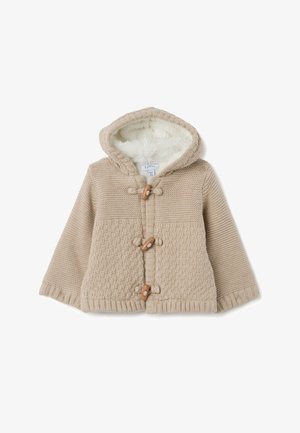 Beige gebreid babyjasje met capuchon, gevoerd met zachte witte fleece en drie houten knoopjes aan de voorkant.