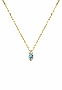 Collar de cadena de oro con un colgante ornamentado que lleva una piedra azul clara rodeada de pequeñas piedras transparentes.