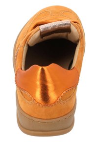 Orangfarbene Wildlederschuhe mit einem braunen Lederakzent an der Ferse, ausgestattet mit dekorativen Nähten und einem abgerundeten, gepolsterten Kragen.