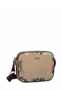 Bolso crossbody con un cuerpo de faux piel suave de color rosa claro y un panel floral de estampado. Cuenta con un cierre de cremallera y acentos de hardware metálico.