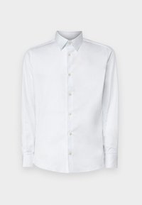 Camisa blanca de manga larga hecha de tela suave, con un cuello clásico, tapeta de botones y puños con botones, presentada sobre un fondo liso.