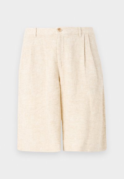 Shorts taillés beiges en tissu texturé, avec des plis à l'avant, une fermeture à boutons et une coupe droite.