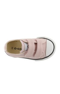 Scarpa in tela rosa con due cinturini in velcro, punta in gomma bianca e bordatura nera. Presenta una tomaia testurizzata e una fodera interna liscia.