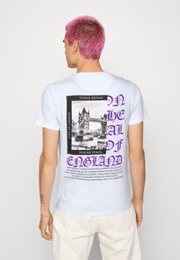 Brave Soul T-shirt estampada - optic white/multicolour