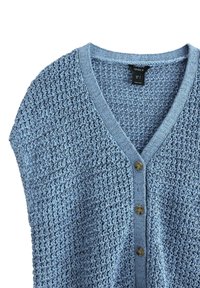 Ljusblå cardigan med en strukturerad stickad design, V-urringning och tre bruna knappar fram. Mjuk och ventilerande material.
