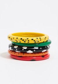 Conjunto de cinco pulseras de bangle en amarillo, verde, negro, naranja y rojo. Presenta lunares, patrones a rayas y acentos de strass.