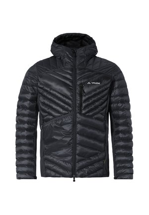 Giacca nera isolata con cappuccio, caratterizzata da un mix di texture trapuntate e lisce, chiusura con zip e un design angolare distintivo sulla parte anteriore.