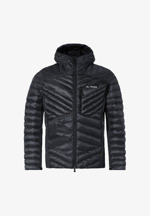 Giacca nera isolata con cappuccio, caratterizzata da un mix di texture trapuntate e lisce, chiusura con zip e un design angolare distintivo sulla parte anteriore.