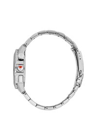 Orologio in acciaio inox argentato con quadrante rotondo, maglie del bracciale testurizzate, pulsanti a pressione e un accento rosso vicino alla corona. Finitura superficiale liscia.