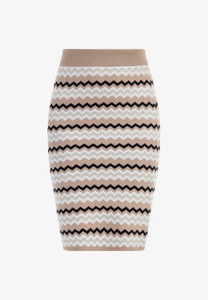 Adīta zīmuļa svārku ar zigzaga rakstu bēšā, baltā un melnā krāsā. Tam ir pieguļoša siluets un maiga, elastīga jostasvieta.