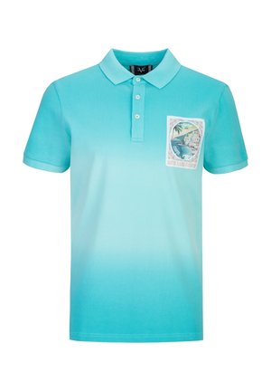 Türkisfarbener Poloshirt mit Farbverlauf, kurzen Ärmeln und einem Küstenpostkarten-Motiv im Bereich der linken Brusttasche.