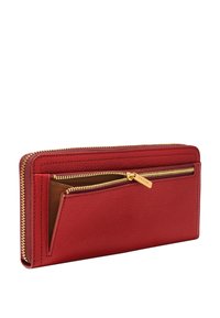 Portefeuille en cuir rouge avec surface texturée, fermetures éclair dorées et une poche extérieure. Intérieur beige avec plusieurs fentes pour cartes.
