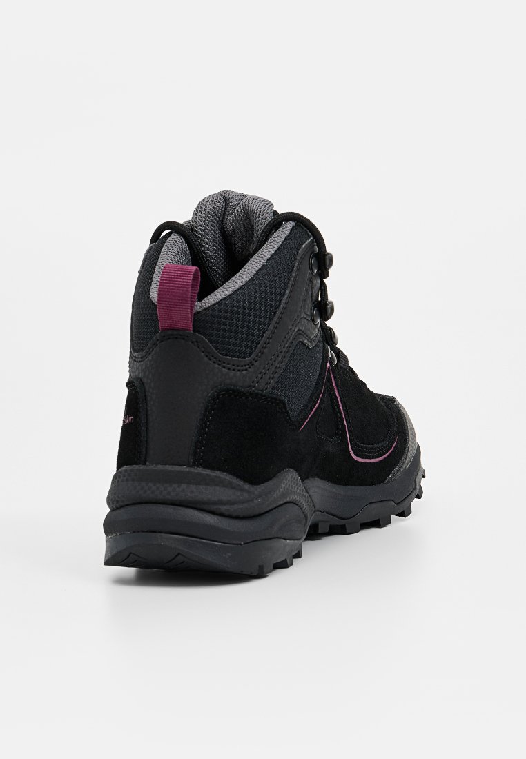 Schwarze Wildleder-Wanderschuhe mit Mesh-Akzenten, Gummisohle, lila Details und gepolstertem Kragen für Komfort. Verfügt über ein Schnürsystem für einen sicheren Sitz.