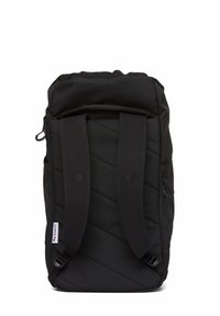 Der schwarze Rucksack verfügt über gepolsterte Träger und eine gesteppten Textur. Ein Reißverschluss oben und eine Seitenasche verbessern die Funktionalität.