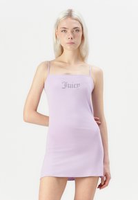 Lila bezrukava haljina izrađena od mekog materijala s prilagođenim krojem. Ima "Juicy" logo od kristalića na prednjem dijelu.