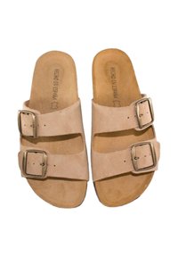 Sandalias de ante en beige claro con dos correas ajustables que cuentan con hebillas metálicas rectangulares. Plantilla suave y diseño de suela plana.