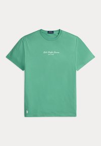 Πράσινο κοντομάνικο Polo Ralph Lauren μπλουζάκι με λευκό λογότυπο στο κέντρο του στήθους και μικρό κεντημένο λογότυπο αλόγου κοντά στο κάτω τελείωμα.