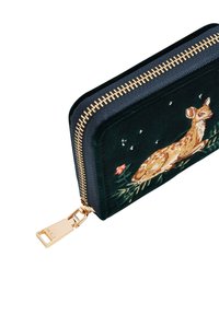 Mörkgrön sammetplånbok med gulddragkedja, broderad med en hoppande rådjurskid, blommor och små vita accenter.