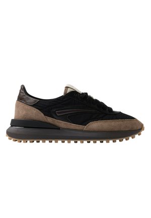 Herre casual sneaker i sort og brun med ruskind og stof overdel, sorte snørebånd og tekstureret gummisål med slidmønster.
