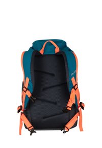 Sac à dos avec une partie supérieure turquoise, un rembourrage en maille noire et des bretelles orange. Il dispose de boucles réglables à la poitrine et à la taille pour plus de stabilité.