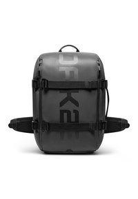 Mochila negra impermeable con correas ajustables, gran logotipo frontal, dos hebillas laterales, textura suave y asa superior para facilitar su transporte.