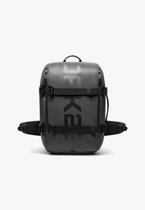 Mochila impermeable negra con correas ajustables, gran compartimento con cremallera y logotipo prominente en la parte delantera. Material suave y duradero.