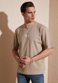 Buratti LOOSE FIT - Marškinėliai su spaudiniu - light brown