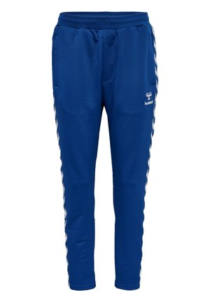 Pantalones de chándal azules hechos de una tela suave, con rayas laterales blancas, una cintura elástica y bolsillos a ambos lados.
