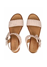 Geweven lichtroze leren sandalen met een brede band, verstelbare gespsluiting en een bruine zool met een subtiel logo.