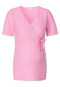 Růžový překládaný top s krátkými rukávy, texturovanými vodorovnými pruhy a zavazovacím detailem v pase pro nastavitelný střih.