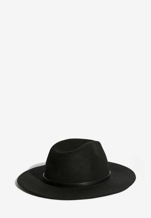 Sort filthat med bred skygge og tyndt læderbånd omkring basen, vist på en hvid baggrund.