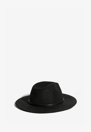 Mustast feltist fedora kübar laiade äärete ja peal ääre ümber õhukese nahkpaelaga, valgel taustal.