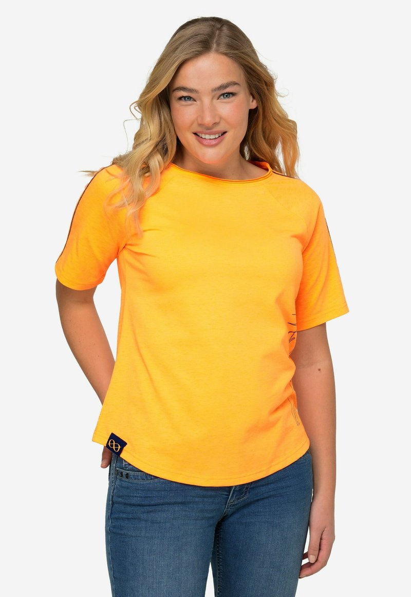 Felle oranje t-shirt met korte mouwen en een ronde halslijn, met een taps toelopende vorm, voorzien van een klein marineblauw label aan de onderzoom.