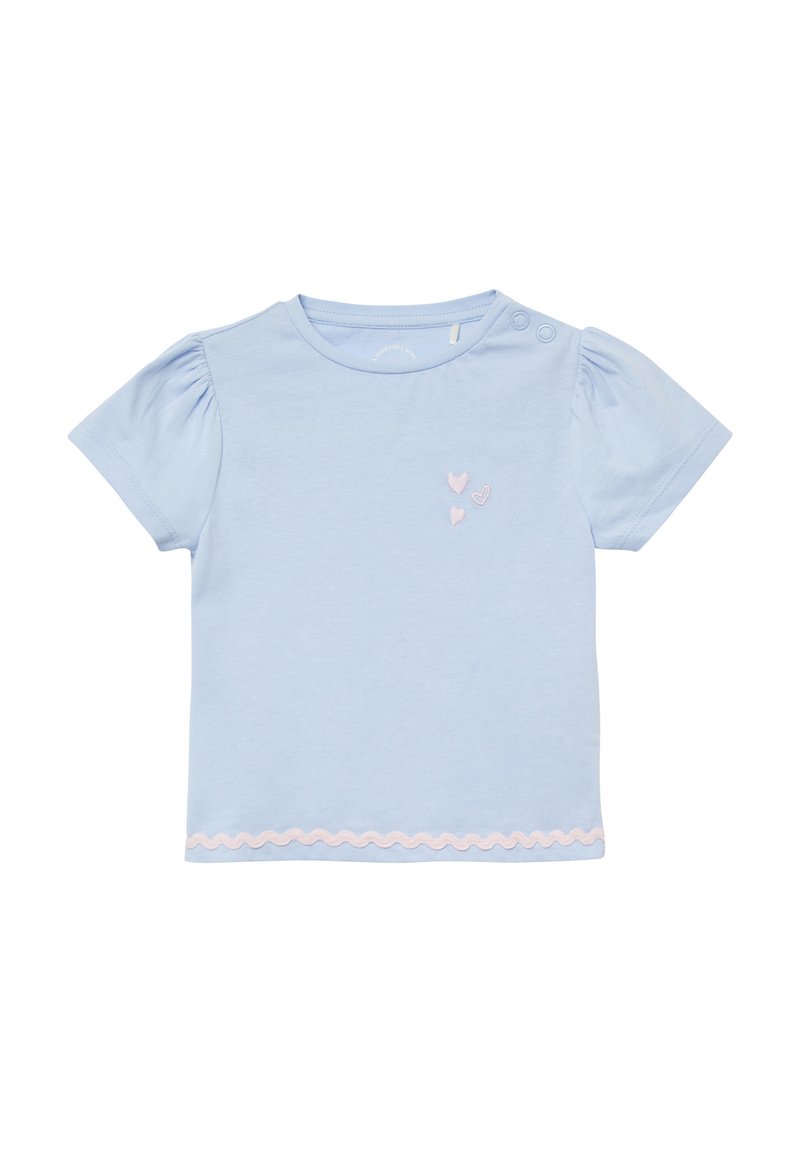 Himmelblaues T-Shirt mit kurzen Ärmeln und Puffärmeln, verziert mit drei gestickten rosa Herzen und einem gewellten rosa Saum. Zwei Druckknöpfe an der Schulter.