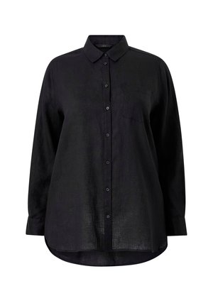 Schwarzes langärmliges Hemd mit Knöpfen, Kragen, Brusttasche und abgerundetem Saum, auf weißem Hintergrund dargestellt.